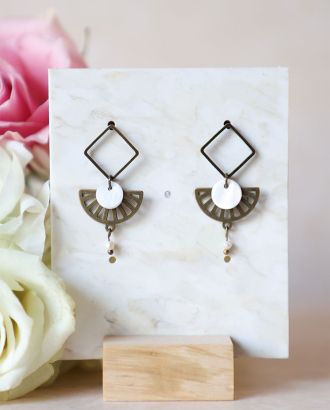 Boucle pendante géométrique en bronze et nacre