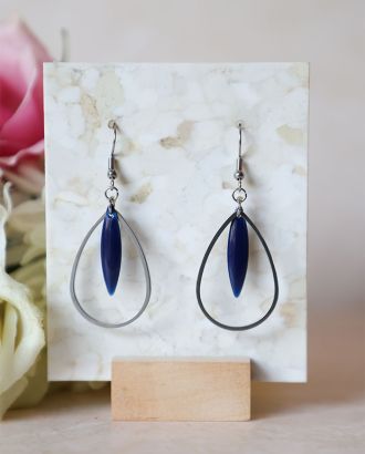 Boucle d'oreille argentée et bleu nuit