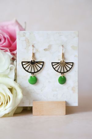 Boucle d'oreille pendante fantaisie resine verte et dorée