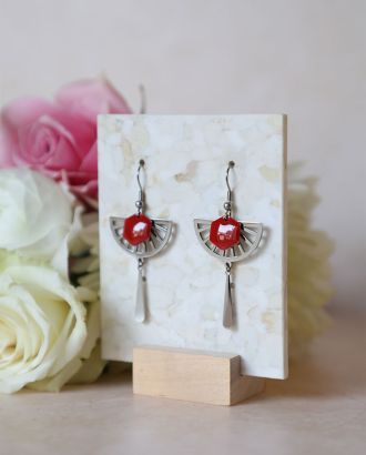Boucles d’oreilles Kim en acier inox avec demi-cercle ajouré, sequin émaillé octogonal et goutte allongée