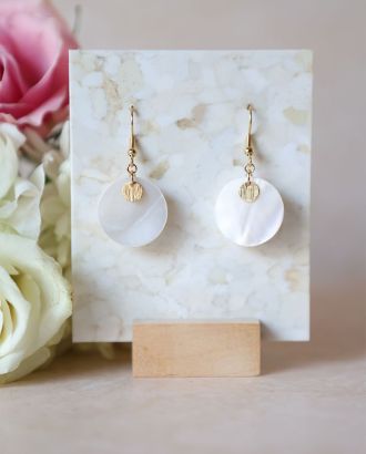 Boucles d’oreilles Alizée en nacre avec crochet acier inox et détail doré strié