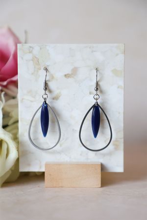 Boucle d'oreille argentée et bleu nuit