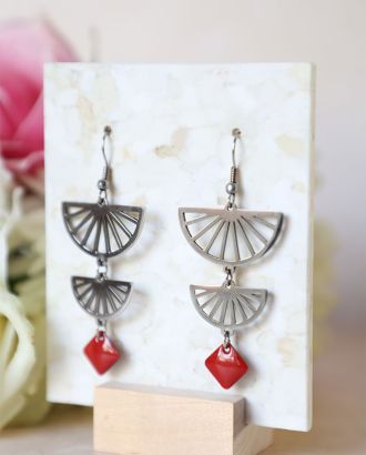 Boucles d’oreilles Mathilde pendantes en acier inox avec demi-cercles ajourés et sequin losange émaillé