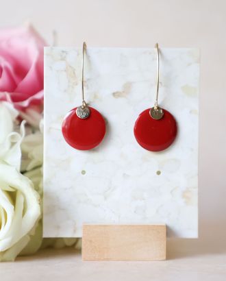Boucles d’oreilles Marinette pendantes en acier inox avec sequin émaillé et détail doré ou argenté
