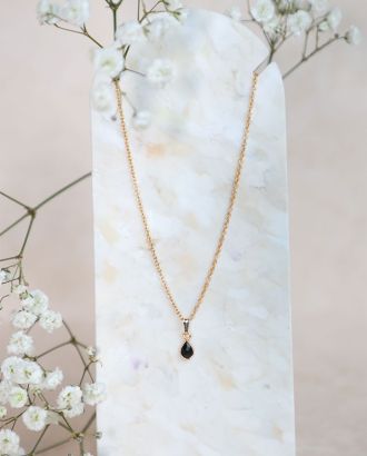 Collier Lucie doré avec fine chaîne et pendentif goutte serti en gemme
