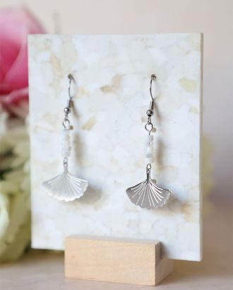 Boucles d'oreilles Gina en acier inox avec perles de nacre et feuille de Ginkgo argentée